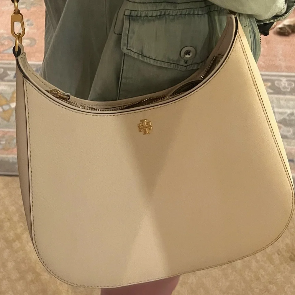 NWOT. Tory Burch Emerson Swingpack cream